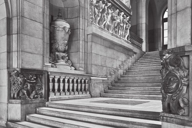 Scalone d’ingresso del palazzo municipale di Udine progettato da Raimondo D’Aronco nel 1909, fotografia di Elio Ciol